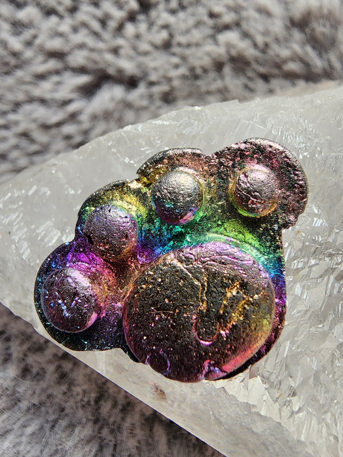 Bismuth Pawprint